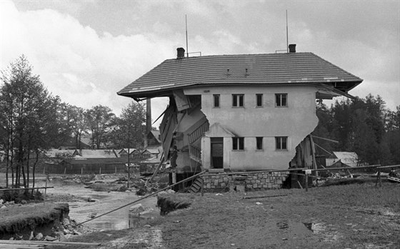 Povode ve Velnice v roce 1949. Velká voda zniila spoustu dom, vzala si i...