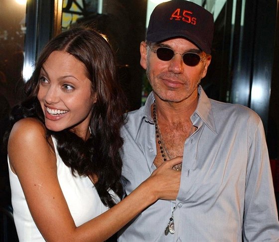 Angelina Jolie a Billy Bob Thornton nosili ampulku krve svého protjku na krku.