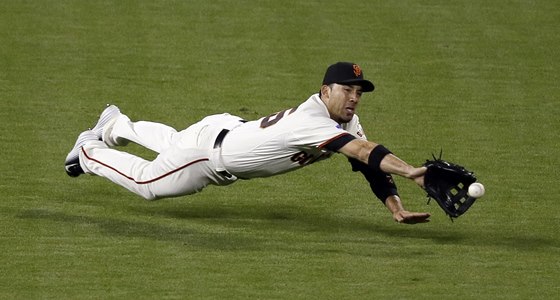 Travis Ishikawa ze San Francisco Giants se vrhl po míku v pátém zápase Svtové