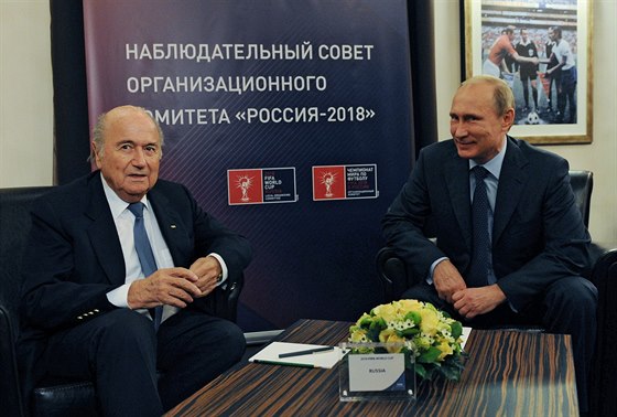 DEBATA O FOTBALE. Ruský prezident Vladimir Putin (vpravo) a prezident Svtové...