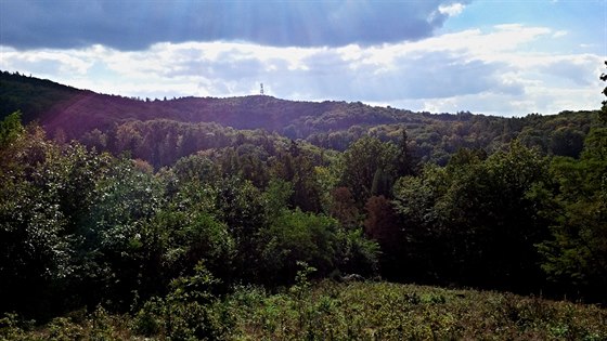 Cestou na nejvyí bod trasy se otevírají nádherné výhledy.