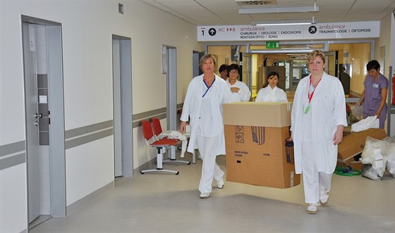 Sthování do nového centrálního pavilonu nemocnice v Uherském Hraditi
