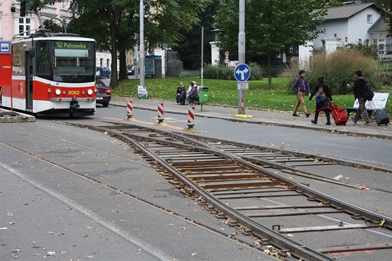 Provizorní konená tramvaje  je na námstí Kinských. Tramvaje se obrací na...