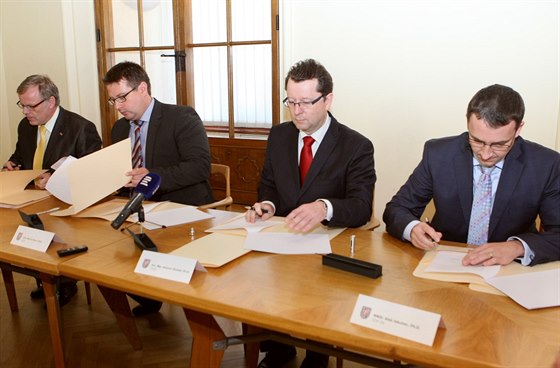 Strany koaliní smlouvu v Olomouci podepsaly ve tvrtek. Budou vak dále jednat.