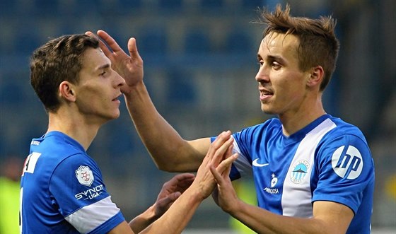 Liberetí fotbalisté David Pavelka (vlevo) a Josef ural se radují z gólu.