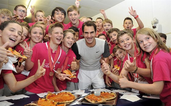 PIZZA NA OSLAVU. Roger Federer odmnil sbrae na turnaji v Basileji po svém...