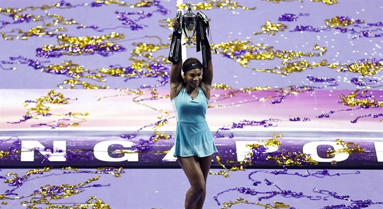 Serena Williamsová hrd pózuje s trofejí pro vítzku Turnaje mistry.