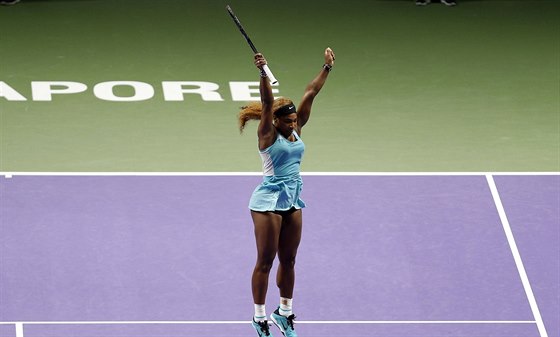 JE TO MOJE! Serena Williamsová slaví triumf ve finále Turnaje mistry.