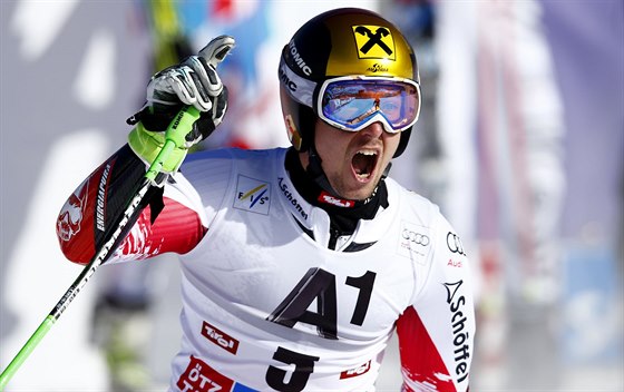 Marcel Hirscher slaví první místo v obím slalomu v Söldenu.