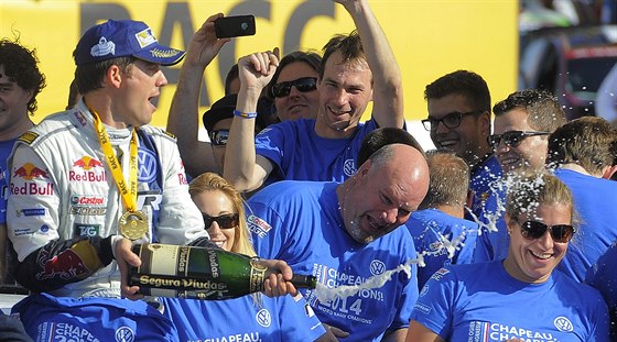 U TRYSKÁ AMPASKÉ. Sebastien Ogier slaví triumf v Katalánské rallye a zisk...
