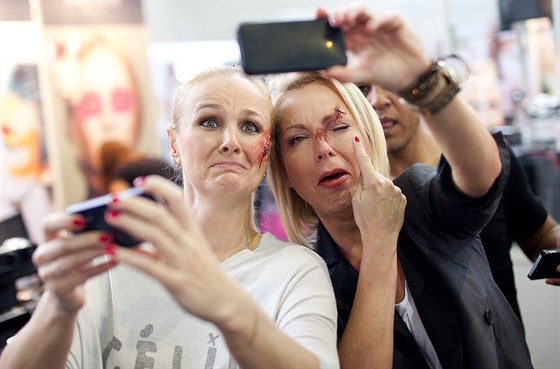 Zpvaky Linda Finková a Martina Pártlová se nechaly na veletrhu kosmetiky...