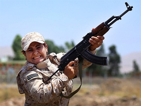 Kurdské bojovnice pi výcviku v Sulajmáníje, která leí zhruba 260 km...