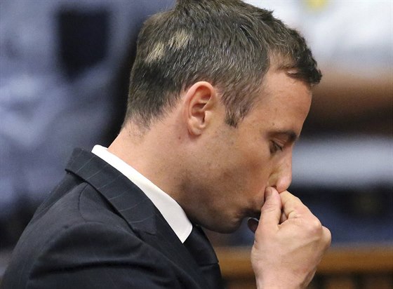 Oscar Pistorius krátce poté, co se dozvdl výi trestu (21. 10. 2014)