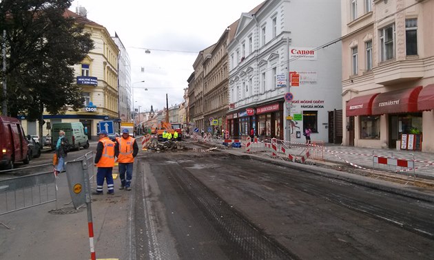 Opravu TT pochopím, ale doasné zmny tras u tolik nechápu. Není mi jasný zásah do trasy linek 3, 4, 20. Teba linka 3 je nesmysln odklonna mimo Karlovo námstí kde mohl být pestup na linky 18, 22. Linka 4 se nemusela vbec zkracovat a nahrazovat link