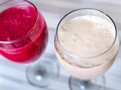 Smoothies jsou husté nápoje z rozmixovaného ovoce a zeleniny. Smoothies jsou husté nápoje z rozmixovaného ovoce a zeleniny.