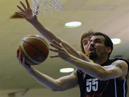 Basketbalov derby st vs Dn. V poped dnsk Tucker, za nm vykukuje...