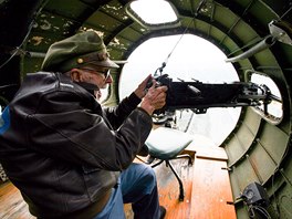 BOMBARDÉR. Letecký navigátor z druhé svtové války Bill Varnedoe vzpomíná na...
