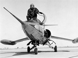 Celkem byly postaveny dva prototypy XF-104. Protoe jet nebyly k dispozici...