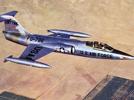 XF-104 asto testoval Tony LeVier, zkuební pilot firmy Lockheed a u ped...