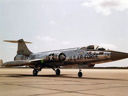 F-104A byla první sériová verze Starfighteru. Jako zajímavost meme zmínit...