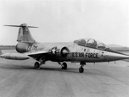 F-104B je dvoumístná cviná bojová verze odvozená z áka. Kvli místu pro druhý...