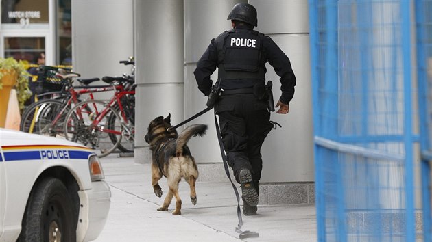 Policie zasahuje v centru Ottawy. (22. jna 2014)