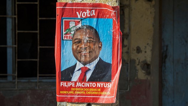 Budouc prezident Mosambiku Filipe Nyusi na volebnm plaktu (2. z 2014)