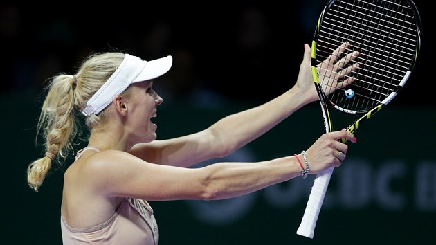 VDY TO BYL AUT! Dnsk tenistka Caroline Wozniack v utkn proti arapovov na Turnaji mistry u nemla jestb oko a hdala se s rozhod.