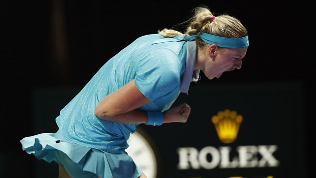 POJ! esk tenistka Petra Kvitov pedvd v utkn proti arapovov na Turnaji mistry tradin vtzn gesto.