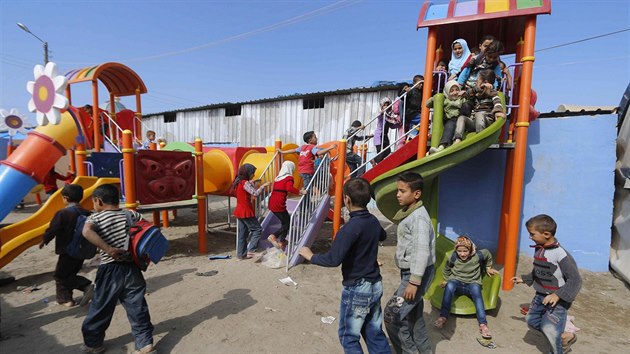 Syrt uprchlci v Azazu, kter le pobl tureckch hranic (27. jna 2014).