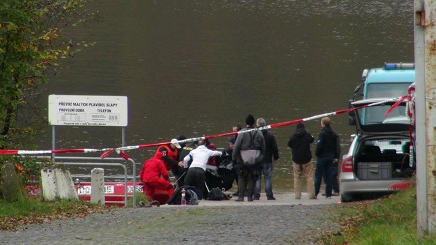 Policist a hasii zasahovali na Slapsk pehrad, kde se poheovala zkuen potpka. enu nali 27 metr pod vodn hladinou (24.10.2014)