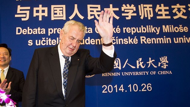 Milo Zeman pichz na besedu se studenty univerzity Renmin.