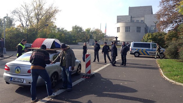 Policie u zajitnho vozu Zdeka Ponerta po incidentu na praskm Vtkov