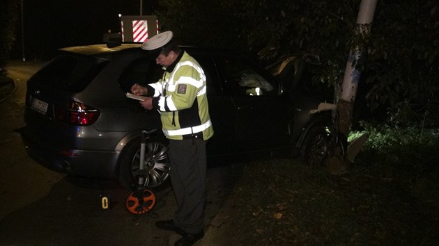 Policista u nehody BMW v praskch Nebuicch.