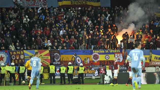 Fanouci Sparty sleduj zpas Evropsk ligy mezi letenskm tmem a Slovanem Bratislava.