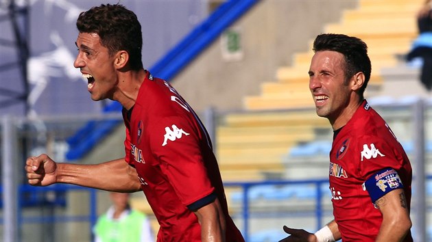 Danilo Avelar (vlevo), obrnce itlaskho Cagliari, se raduje ze svho glu, kter vstelil v utkn proti Empoli.