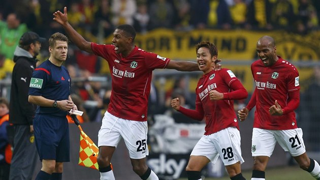 GLOV OSLAVA. Hiroshi Kiyotake, fotbalista Hannoveru, oslavuje gl, kter vstelil v utkn proti Borussi Dortmund.