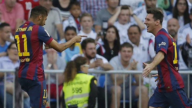 GLOV RADOST. Neymar (vlevo), tonk Barcelony, se spolu s Lionelem Messim raduje ze svho glu, kter vstelil do st Realu Madrid.