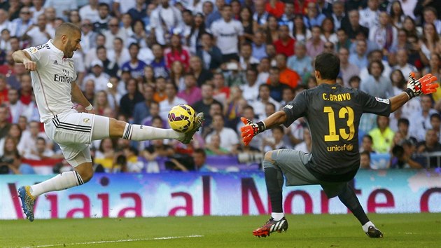 BUDE TO GL? Karim Benzema (vlevo), tonk Realu Madrid, se sna pekonat branke Cladia Brava z Barcelony. Tuto glovou anci ale madridsk forvard nepromnil.