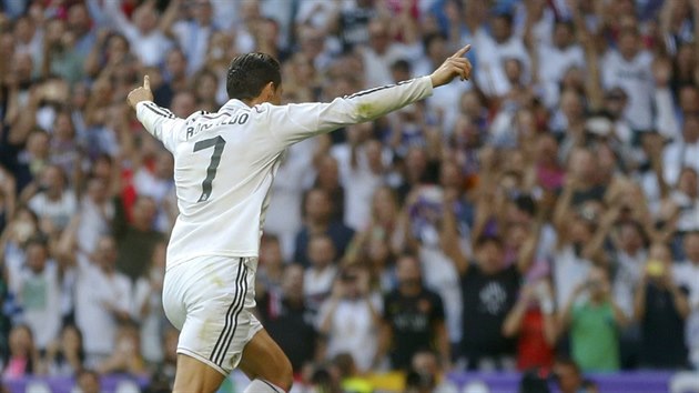 PROMNN PENALTA. Cristiano Ronaldo, tonk Realu Madrid, oslavuje branku, kterou vstelil v utkn proti Barcelon. Nejlep stelec panlsk ligy se trefil z pokutovho kopu.