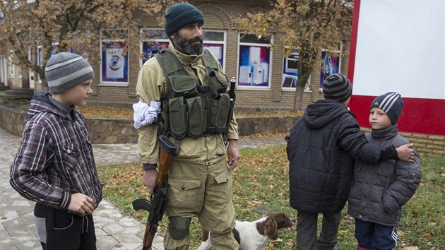 Dti v blzkosti proruskho ozbrojence v mst Novoazovsk.