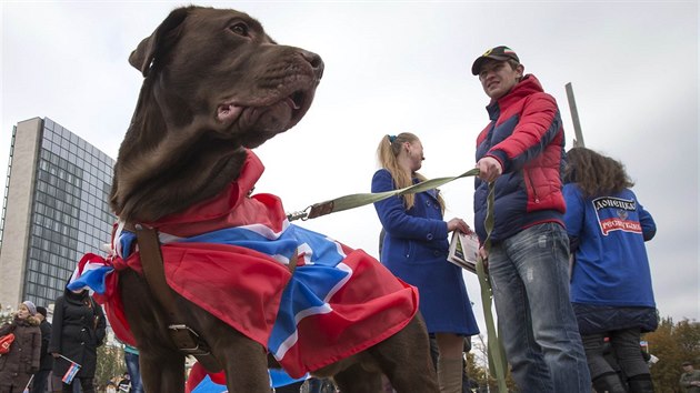 Pes s vlajkou Novoruska bhem shromdn na Leninov nmst v Doncku.