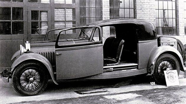 Jin vz Bugatti 46 karosovan Uhlkem pro Jiho Kristina Lobkowicze, znmho automobilovho zvodnka a aristokrata. Zajmavost jsou posuvn dvee, kter tak byly chrnny proti potluen pi otevrn v zkch prjezdech zmeckch sdel. Vimnte si tak neobvyklch "motocyklovch" blatnk.