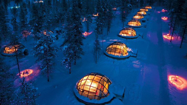 Igloo Village Kakslauttanen (Laponsko, Finsko). Polrn zi zde mete pozorovat pmo z va postele v jednom z mnoha sklennch igl.