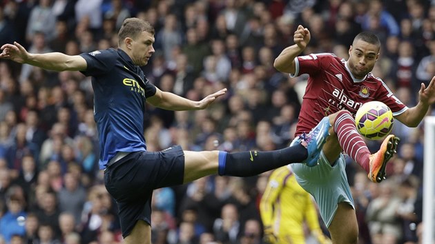 NOHOU NAPED. Edin Deko z Manchesteru City (vlevo) a Winston Reid z West Hamu.