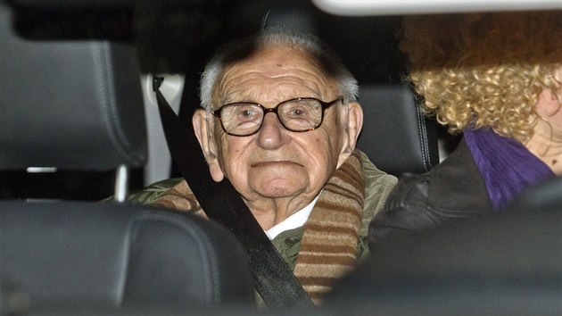 Sir Nicholas Winton na krtk nvtv centra Prahy, na ne se vydal po pevzet du blho lva na Praskm hrad (28. jna 2014)