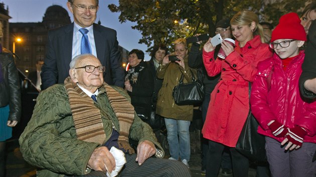 Sir Nicholas Winton na krtk nvtv centra Prahy, na ne se vydal po pevzet du blho lva na Praskm hrad (28. jna 2014)