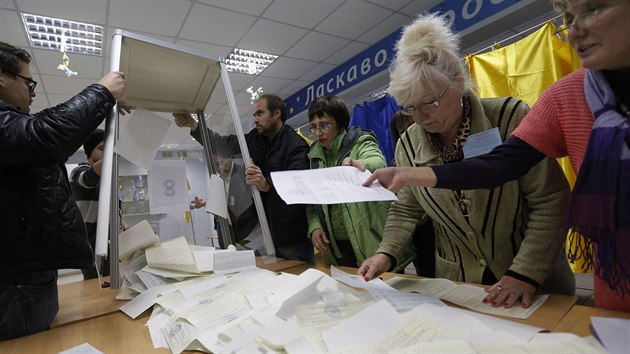 Komise v jedn z volebnch mstnost v ukrajinsk metropoli Kyjev pot hlasy odevzdan v nedlnch parlamentnch volbch (26. jna 2014).