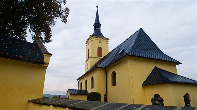 Kostel sv. Petra a Pavla ve Slatin.