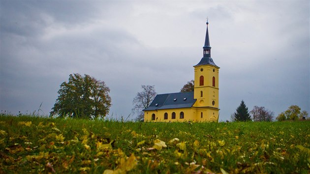 Kostel sv. Petra a Pavla ve Slatin.